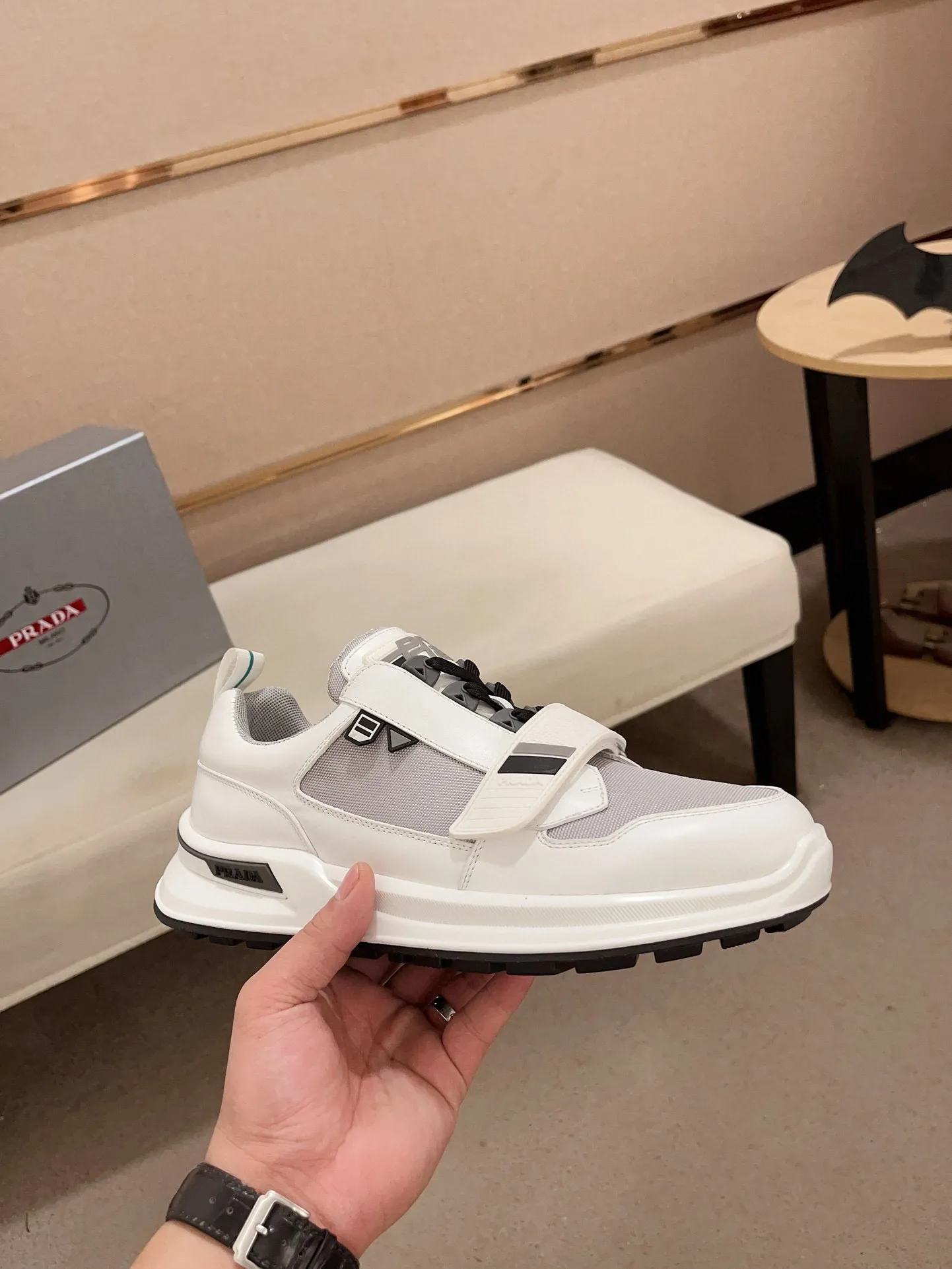 Factory price 620💰 ✔️✔️✔️Higher version High-quality new PRADA (Prada) counters are launched simultaneously. New men's shoes and 😘fabric are made of high-tech glue-spraying technology. Lining: Full cowhide lining. 👍🏿 High-end ☄️ air-cushion molded anti-slip rubber outsole, exquisite lines, simple and elegant, comfortable and high-end for leisure travel. Code number: 38 to 44 (45 is custom-made and cannot be returned or exchanged)